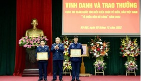 Cảnh sát biển vinh danh và trao thưởng thí sinh đạt giải Nhất cuộc thi 'Tổ quốc bên bờ sóng'