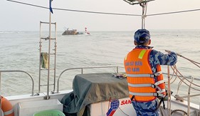 Bộ Tư lệnh Vùng Cảnh sát biển 1 hỗ trợ, cứu giúp tàu cá bị chìm tại vùng biển Cửa Lò