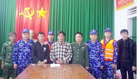 Bộ Tư lệnh Vùng Cảnh sát biển 1 tiếp tục cứu nạn tàu cá Nghệ An bị chìm