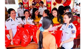 Hội Phụ nữ Bộ Tư lệnh Vùng Cảnh sát biển 3 tham gia chương trình "Tết yêu thương - Gian hàng chợ 0 đồng"