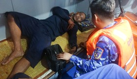 BTL Vùng Cảnh sát biển 4 kịp thời cấp cứu ngư dân gặp nạn trên biển