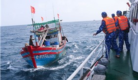 Tàu CSB 2012 cấp cứu ngư dân bị tai biến trên biển