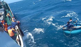 Đã tìm thấy thêm 02 thuyền viên ở sà lan gặp nạn trên biển