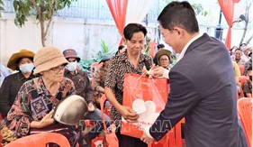 Viettel Global tặng 300 phần quà cho người gốc Việt khó khăn ở Campuchia