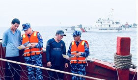 Tàu CSB 4036 tuyên truyền phòng chống IUU