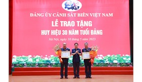 Trao Huy hiệu 30 năm tuổi Đảng tặng các đồng chí thủ trưởng Bộ Tư lệnh Cảnh sát biển