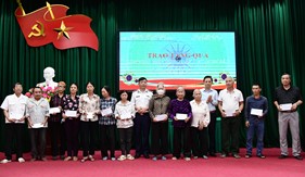 Trao quà Chương trình “Cảnh sát biển đồng hành với ngư dân” tại Thái Bình