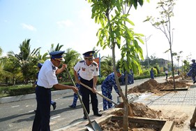 Cán bộ, chiến sĩ Cảnh sát biển hưởng ứng Lễ phát động trồng cây "Đời đời nhớ ơn Bác Hồ"