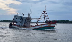 Bộ Tư lệnh Vùng Cảnh sát biển 3 bắt giữ tàu vận chuyền dầu DO trái phép trên biển