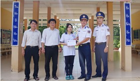 Đoàn Trinh sát số 2 tặng quà cho học sinh có hoàn cảnh khó khăn