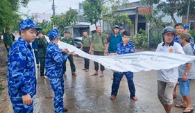 Cán bộ, chiến sĩ Hải đoàn 42, Bộ Tư lệnh Vùng Cảnh sát biển 4 hỗ trợ nhân dân Cà Mau khắc phục hậu quả giông lốc