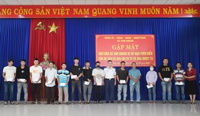 Hải đoàn 21 thăm hỏi, hỗ trợ ngư dân gặp nạn ở Trường Sa