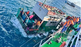 Tàu CSB 2011 cứu nạn thành công 5 ngư dân và 1 trẻ em trên biển