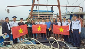 Ấm áp chương trình “Cảnh sát biển đồng hành với ngư dân” tại Hà Tĩnh