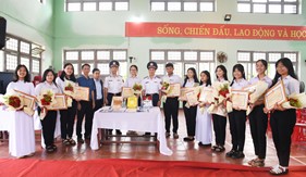 Bộ Tư lệnh Vùng Cảnh sát biển 2 trao giải cuộc thi tìm hiểu về biển đảo, Luật Cảnh sát biển Việt Nam cho học sinh Trường THPT Núi Thành