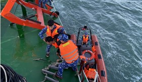 Tàu CSB 4034 đưa 14 ngư dân bị nạn vào đất liền an toàn