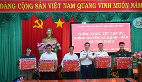 Cán bộ, chiến sĩ Cảnh sát biển Việt Nam đồng hành với quân - dân xã Thổ Châu