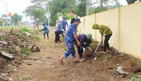 Hải đội 102 ra quân giúp đỡ nhân dân địa phương vệ sinh môi trường đón Tết Nguyên đán