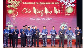 Thủ trưởng Bộ Tư lệnh Cảnh sát biển Việt Nam chúc Tết cơ quan và các tàu trực trên các vùng biển đêm giao thừa