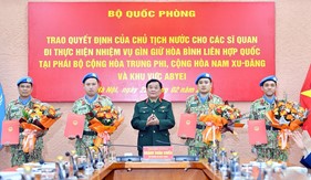 Sĩ quan Cảnh sát biển Việt Nam nhận Quyết định của Chủ tịch nước đi làm nhiệm vụ gìn giữ hòa bình Liên hợp quốc