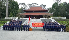 Cán bộ, chiến sĩ Cảnh sát biển Việt Nam dâng hương tưởng niệm Chủ tịch Hồ Chí Minh