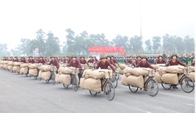 Thượng tướng Nguyễn Văn Nghĩa kiểm tra hợp luyện các khối diễu binh, diễu hành phục vụ lễ kỷ niệm 70 năm Chiến thắng Điện Biên Phủ