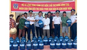 Bộ Tư lệnh Vùng Cảnh sát biển 3 hỗ trợ nước uống cho nhân dân vùng hạn mặn Bến Tre