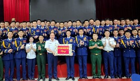 Tư lệnh Cảnh sát biển thăm, động viên khối sĩ quan đại diện Lực lượng Cảnh sát biển tham gia diễu binh kỷ niệm 70 năm Chiến thắng Điện Biên Phủ
