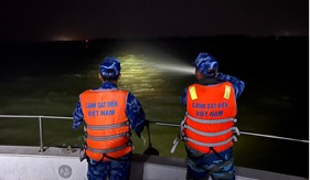 Cảnh sát biển nỗ lực phối hợp tìm kiếm hai học sinh bị mất tích tại bãi biển Xuân Hội