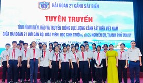 Hải đoàn 21 tuyên truyền về biển, đảo cho giáo viên, học sinh trường THCS Nguyễn Du