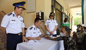 Bộ Tư lệnh Vùng Cảnh sát biển 2 đồng hành với ngư dân Hội An