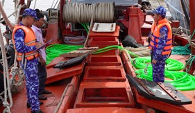 Bộ Tư lệnh Vùng Cảnh sát biển 4 bắt giữ tàu vận chuyển khoảng 200.000 lít dầu DO trái phép