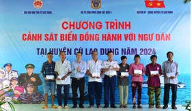 Bộ Tư lệnh Vùng Cảnh sát biển 4 đồng hành với ngư dân tỉnh Sóc Trăng