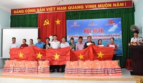 Bộ Tư lệnh Vùng Cảnh sát biển 3 đồng hành cùng ngư dân huyện Thạnh Phú vươn khơi bám biển.