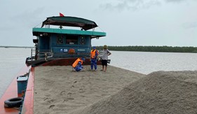 Đoàn Trinh sát số 1 bắt giữ tàu vận chuyển cát trái phép trên biển