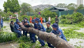 Cảnh sát biển huy động lực lượng giúp người dân khắc phục hậu quả mưa bão số 3 gây ra