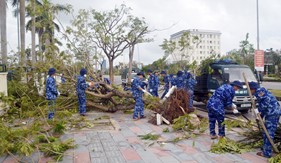 Bộ Tư lệnh Vùng Cảnh sát biển 1 giúp dân khắc phục hậu quả bão số 3 tại Hải Phòng