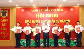 Trao các quyết định về công tác nhân sự cán bộ Cục Hậu cần-Kỹ thuật Cảnh sát biển