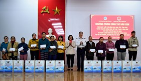 Bộ Tư lệnh Vùng Cảnh sát biển 2 thăm, tặng quà dịp Giáng sinh ở Bắc Trà My