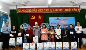 Tặng quà Tết gia đình ngư dân có hoàn cảnh khó khăn tại thành phố Quy Nhơn, tỉnh Bình Định