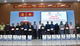 Hải đoàn 21 tặng quà Tết nhân dân có hoàn cảnh khó khăn tại thị xã Hoài Nhơn, tỉnh Bình Định