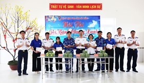 Cán bộ, chiến sĩ Bộ Tư lệnh Vùng Cảnh sát biển 3 trổ tài gói bánh chưng mừng xuân Ất Tỵ