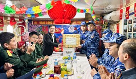 Lãnh đạo huyện Bạch Long Vỹ chúc Tết Tàu CSB 8003 thực hiện nhiệm vụ trực Tết trên biển