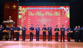 Thủ trưởng Bộ Tư lệnh Cảnh sát biển Việt Nam chúc Tết cơ quan và các tàu trực đêm giao thừa