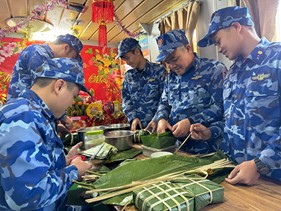 Tàu CSB 2008 đón Tết trên biển