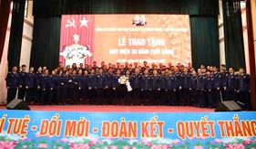 Lễ trao tặng Huy hiệu 30 năm tuổi Đảng