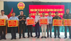 Bộ Tư lệnh Vùng Cảnh sát biển 3 thăm, tặng quà và nắm tình hình tại huyện đảo Phú Quý, tỉnh Bình Thuận