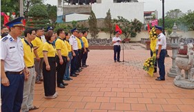 Hải đoàn 11 tri ân các anh hùng liệt sĩ và người có công nhân dịp 50 năm Ngày Giải phóng miền Nam, thống nhất đất nước