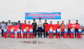 Cảnh sát biển đồng hành với ngư dân huyện Xuyên Mộc, tỉnh Bà Rịa - Vũng Tàu