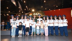 Hội viên phụ nữ điển hình Cảnh sát biển tham quan Bảo tàng Lịch sử Quân sự Việt Nam